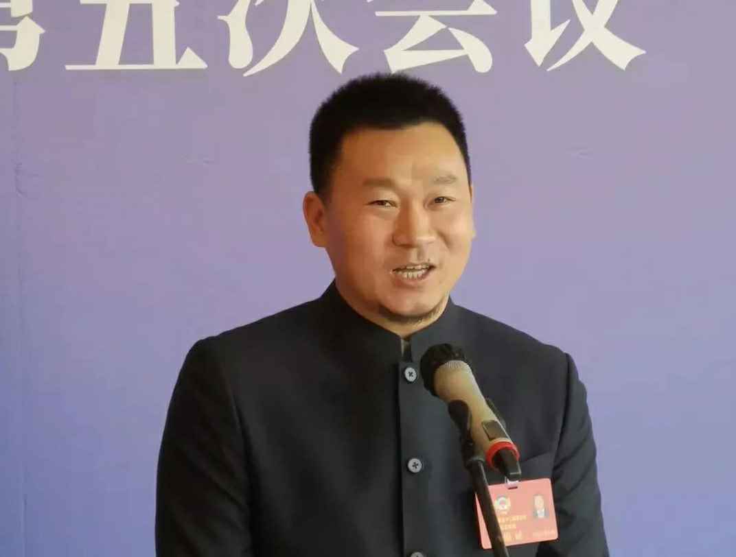 202204221343.jpg 为进一步展示市政协团结、民主、开放、自信的形象,向市民和网友展示政协委员的履职风采,中山市政协十二届五次会议在2月4日上午开幕前开设“委员通道”,市政协委员、开云官方在线注册-开云(中国)公司总经理陈朝阳走进“委员通道”,回应社会关切的问题。他就如何做好城市应急管理规划的问题进行发言,并回答记者提问。.jpg